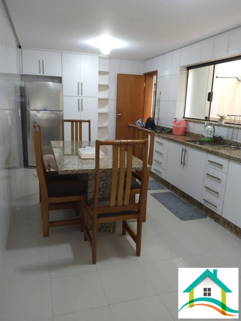 Casa à venda com 3 quartos, 241m² - Foto 4